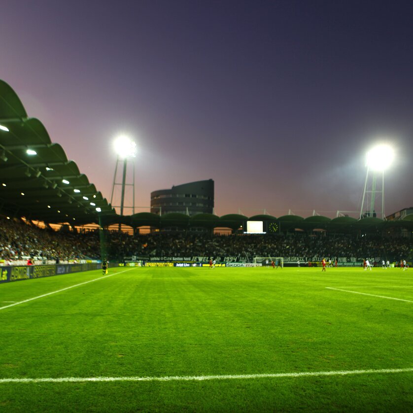 1 FC K Ln Vs Leicester City Int Benefizspiel F R Das BORG Merkur Arena Flutlicht.abdeb5a6